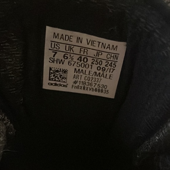 These are fairly worn adidas sneakers - Picture 6 of 6